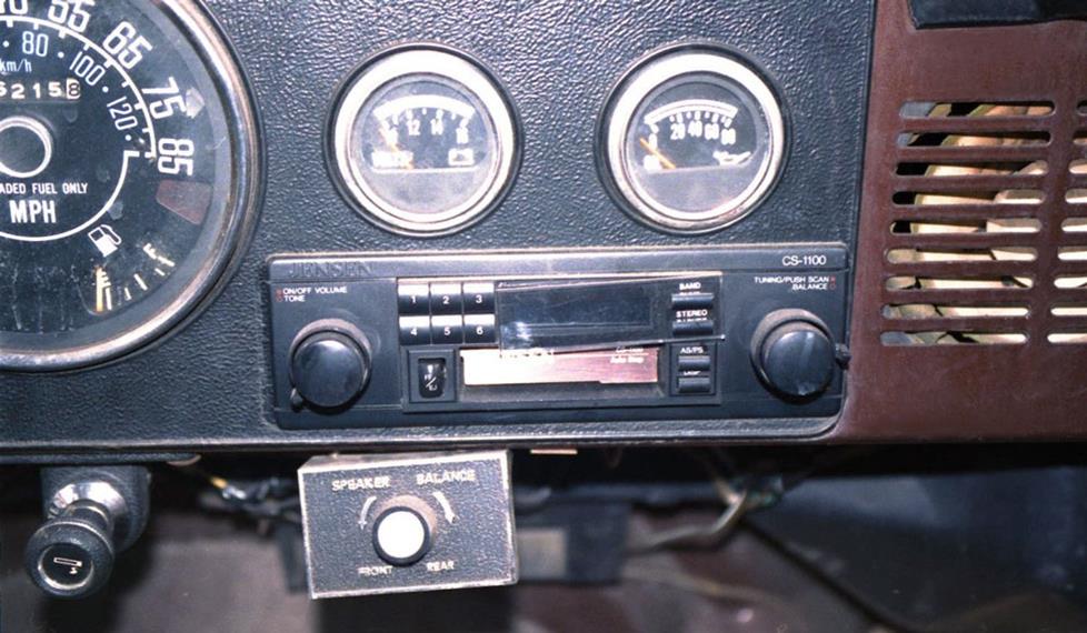 Jeep CJ-7 aftermarket radio