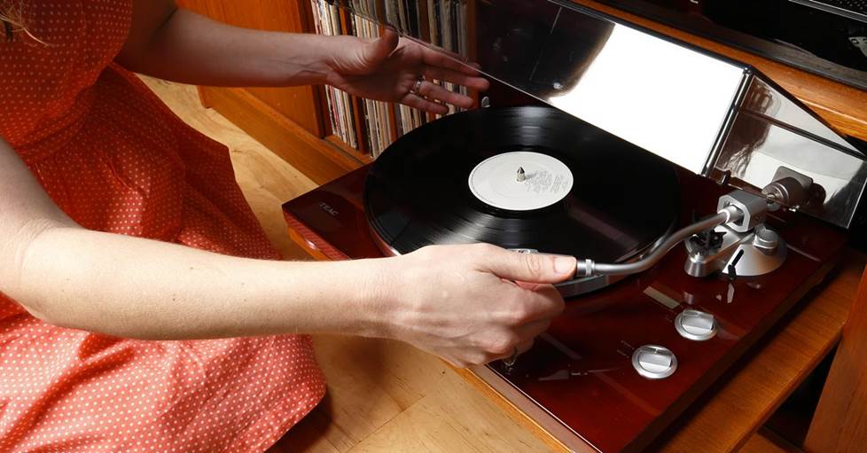 TEAC TN-400S Manual belt-drive turntable with pre-mounted cartridge, USB output, and built-in phono preamp