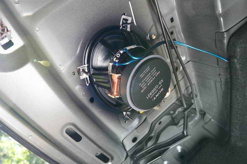 Rear deck speaker