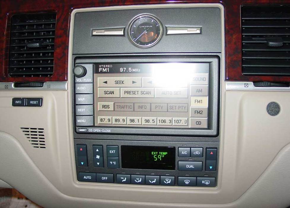 Lincoln Town Car radio