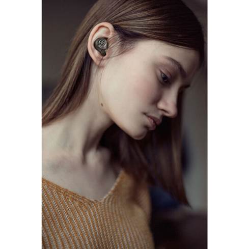 Woman wearing Yamaha TW-E7A