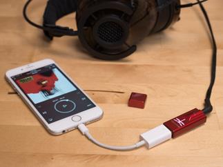 Audioquest Dragonfly red with smartphone