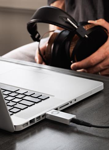 Headphone amp and digital-to-analog converter