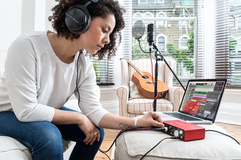 Focusrite Scarlett 2i2 Studio recording bundle