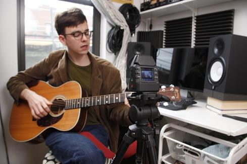 Create internet-ready videos of your performances with the Zoom Q2N handheld video recorder.
