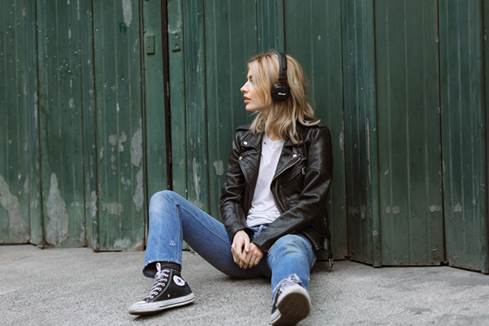 Woman wearing Marshall Major III Bluetooth headphones