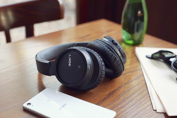 Sony MDR-ZX770BT next to a smartphone
