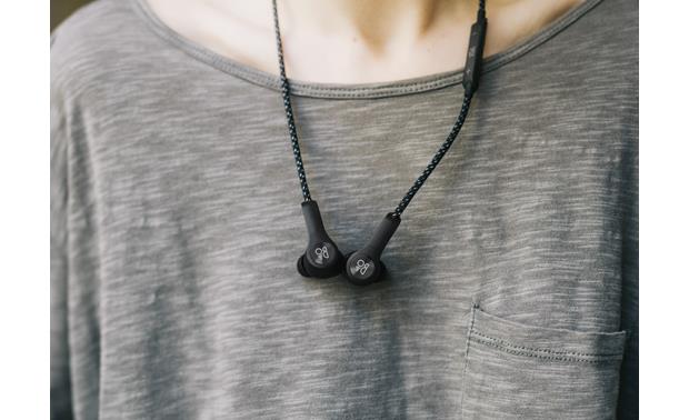 B&O PLAY Beoplay H5 by Bang & Olufsen Music automatically cuts out when earpiece magnets snap together