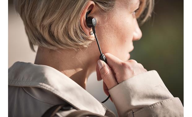 Bose® QuietControl® 30 wireless noise-cancelling headphones In-line remote for controlling calls, music, and noise cancellation
