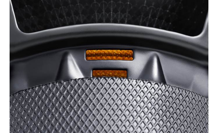 Blaupunkt Blue Magic CX 160 Vent slots in basket dissipate heat to keep the voice coil cooler