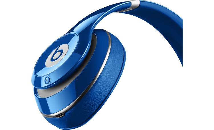 Beats by Dr. Dre® Studio® 2.0 Closeup of earcup