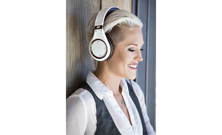 Polk Audio UltraFocus™ 8000LE Around-the-ear design