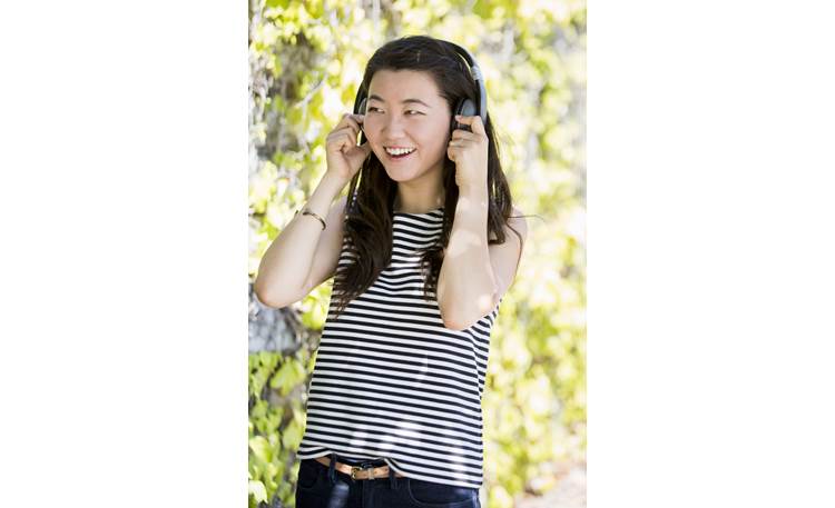 Polk Audio Hinge™ Wireless On-ear design