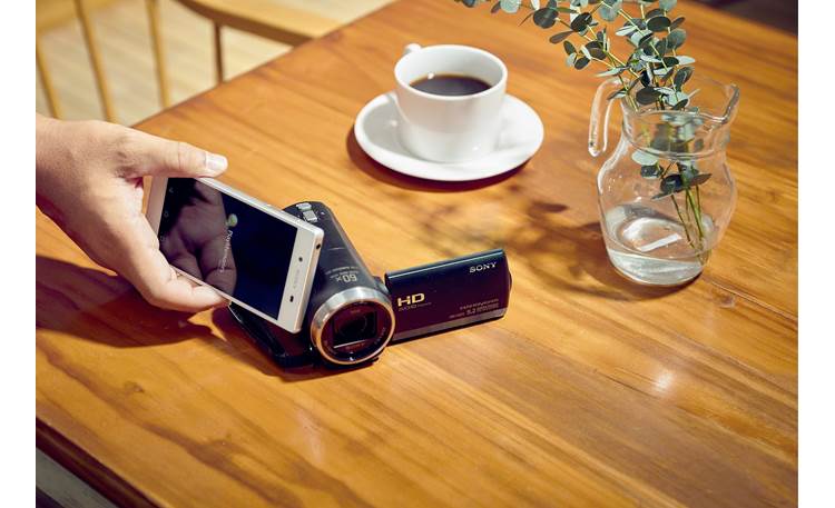 Sony Handycam® HDR-CX675 Quick touch pairing with NFC-enabled devices