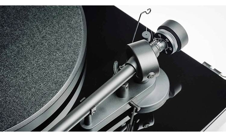 Pro-Ject Debut III SB Detail of one-piece aluminum tonearm