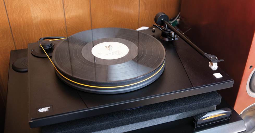 Mobile Fidelity UltraDeck +M Manual belt-drive turntable with pre-mounted MasterTracker cartridge