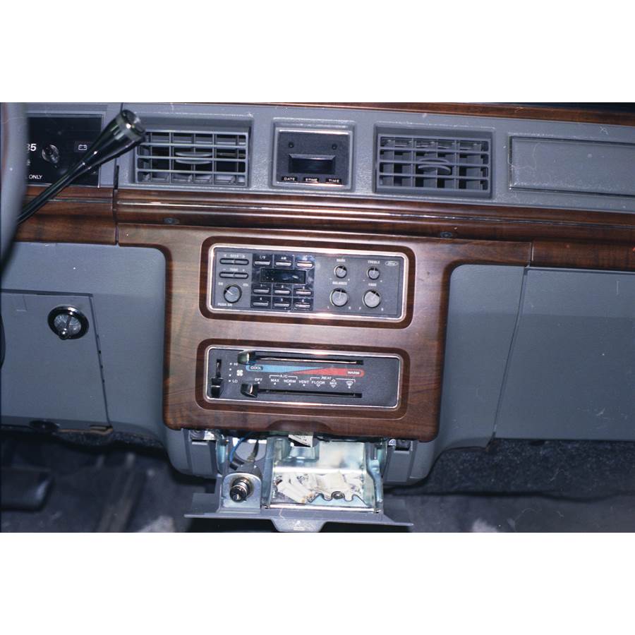 1988 Ford LTD Crown Factory Radio