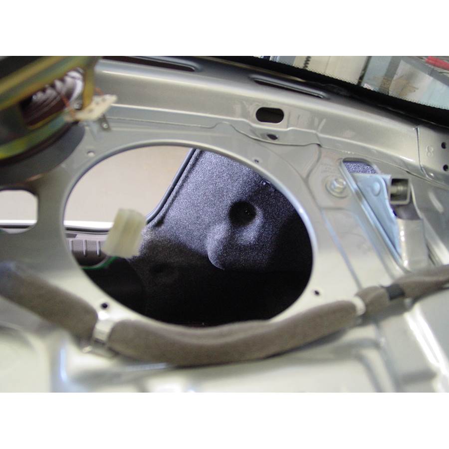 2005 Chevrolet Aveo Rear deck speaker removed