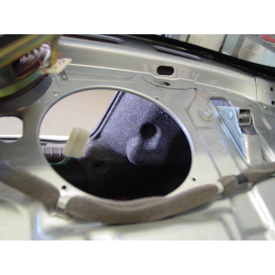 2006 Chevrolet Aveo Rear deck speaker removed