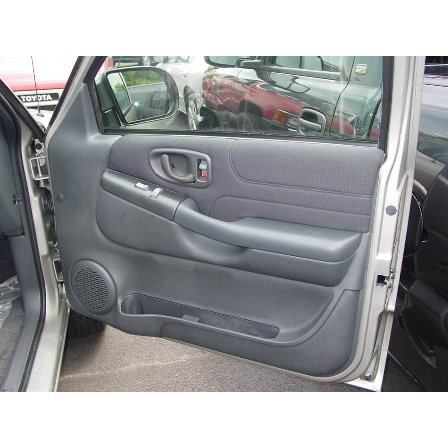 2004 Chevrolet Blazer Front door speaker location