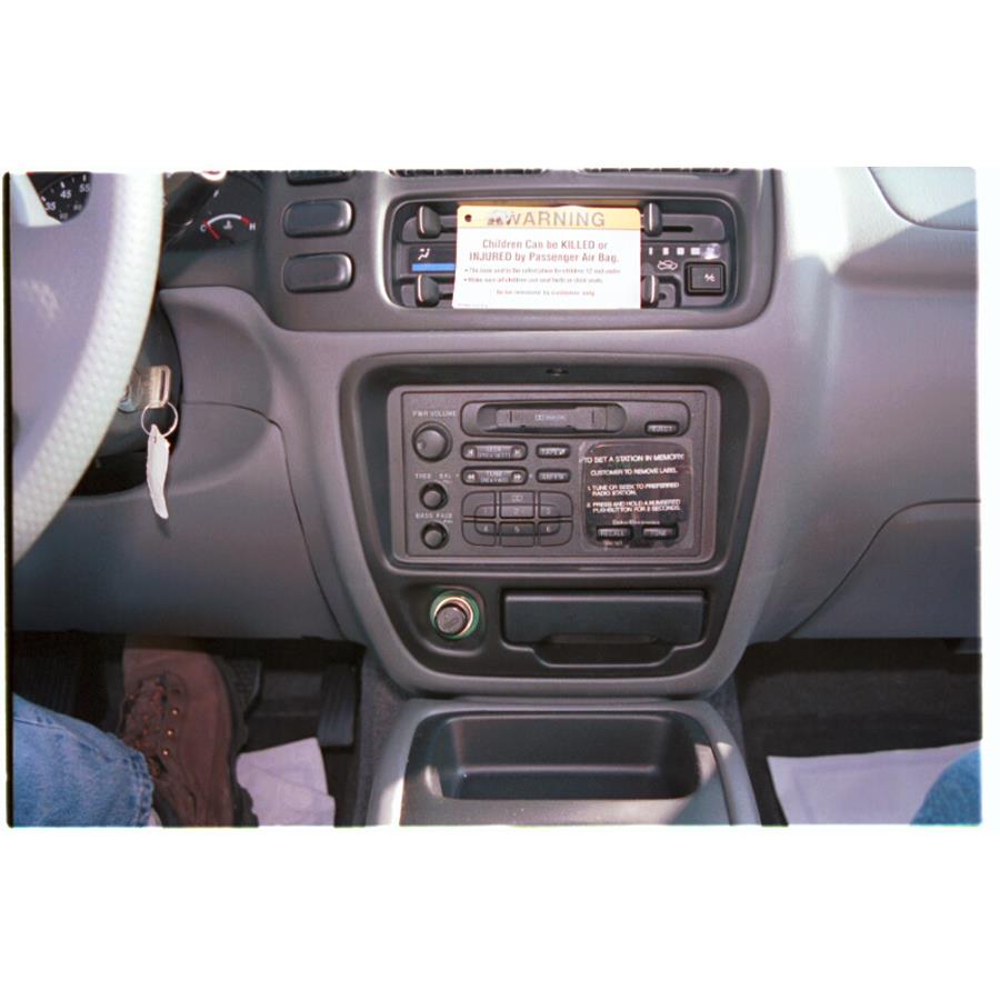 1999 Chevrolet Tracker Factory Radio