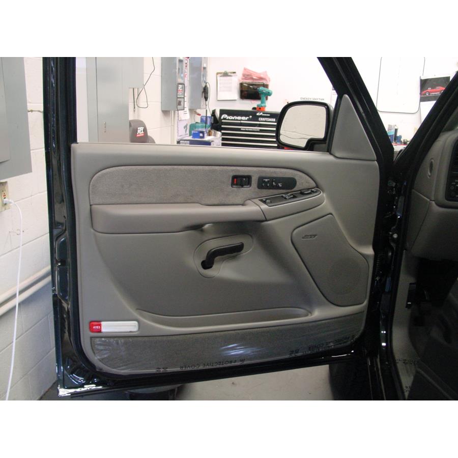 2002 Chevrolet Avalanche Front door speaker location