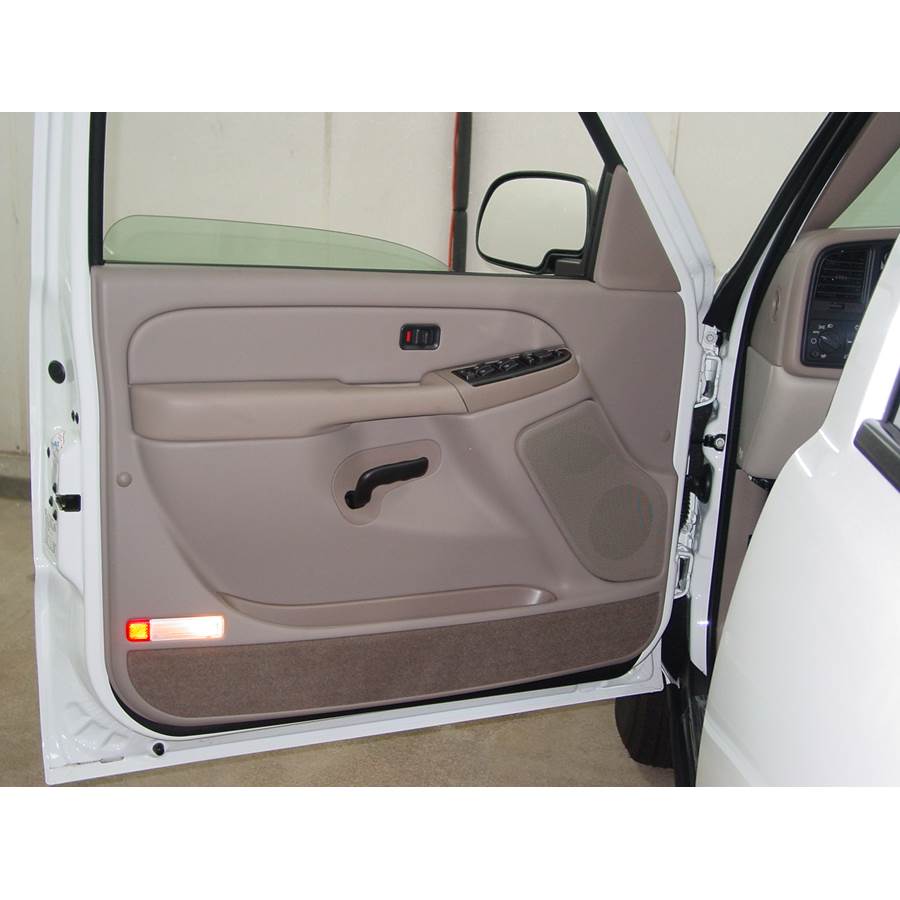 2005 Chevrolet Avalanche Front door speaker location