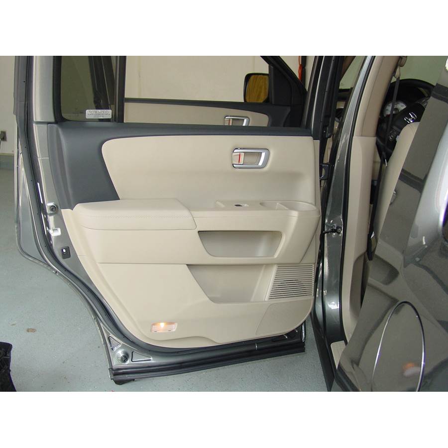 2009 Honda Pilot Rear door speaker location