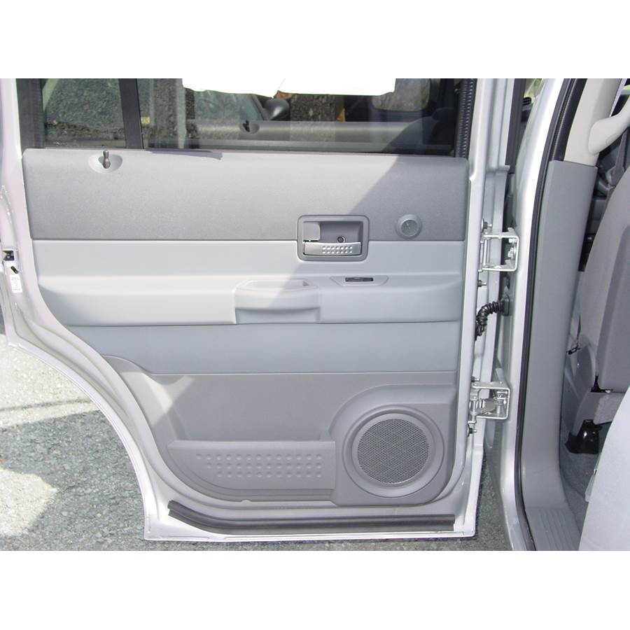 2007 Chrysler Aspen Rear door speaker location