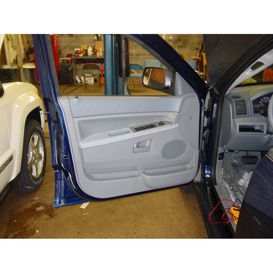 2005 Jeep Grand Cherokee Front door speaker location