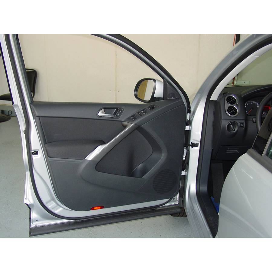 2010 Volkswagen Tiguan Front door speaker location