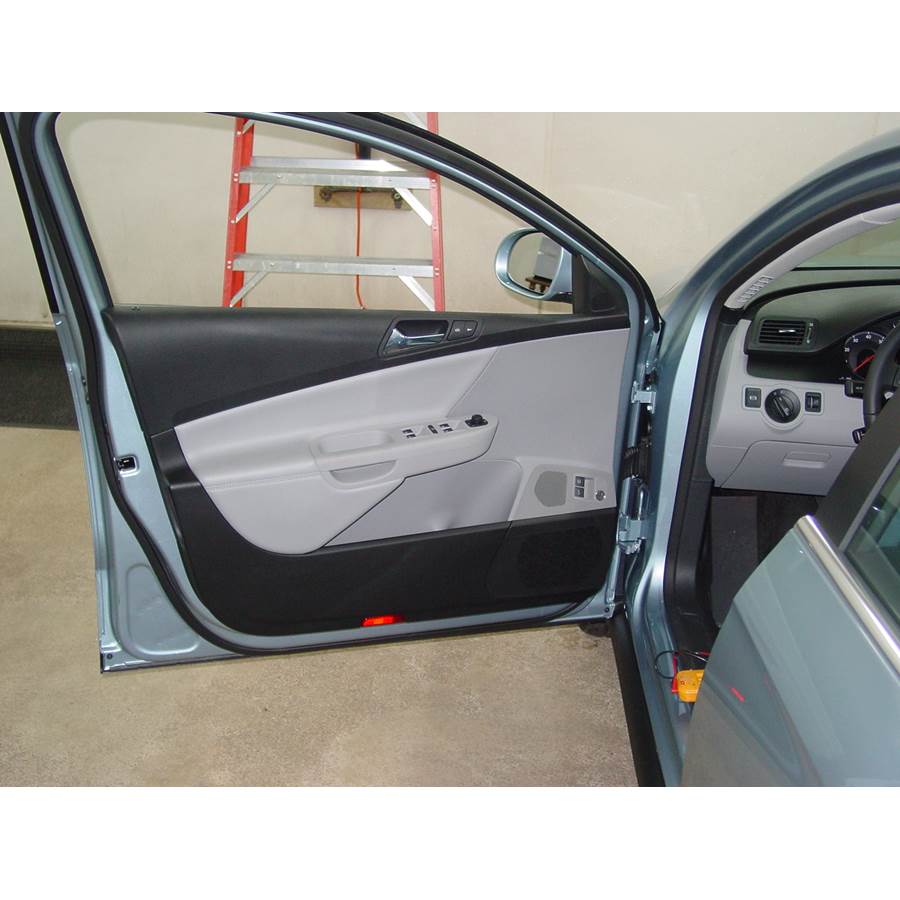 2009 Volkswagen Passat Front door speaker location