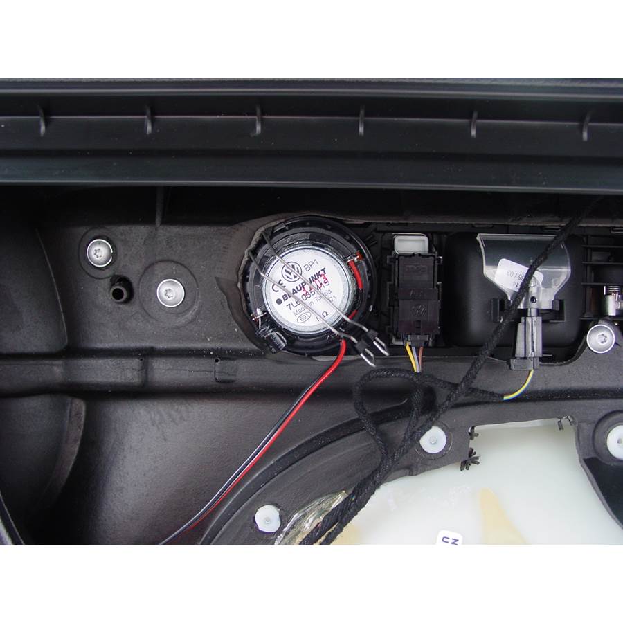 2004 Volkswagen Touareg Front door midrange