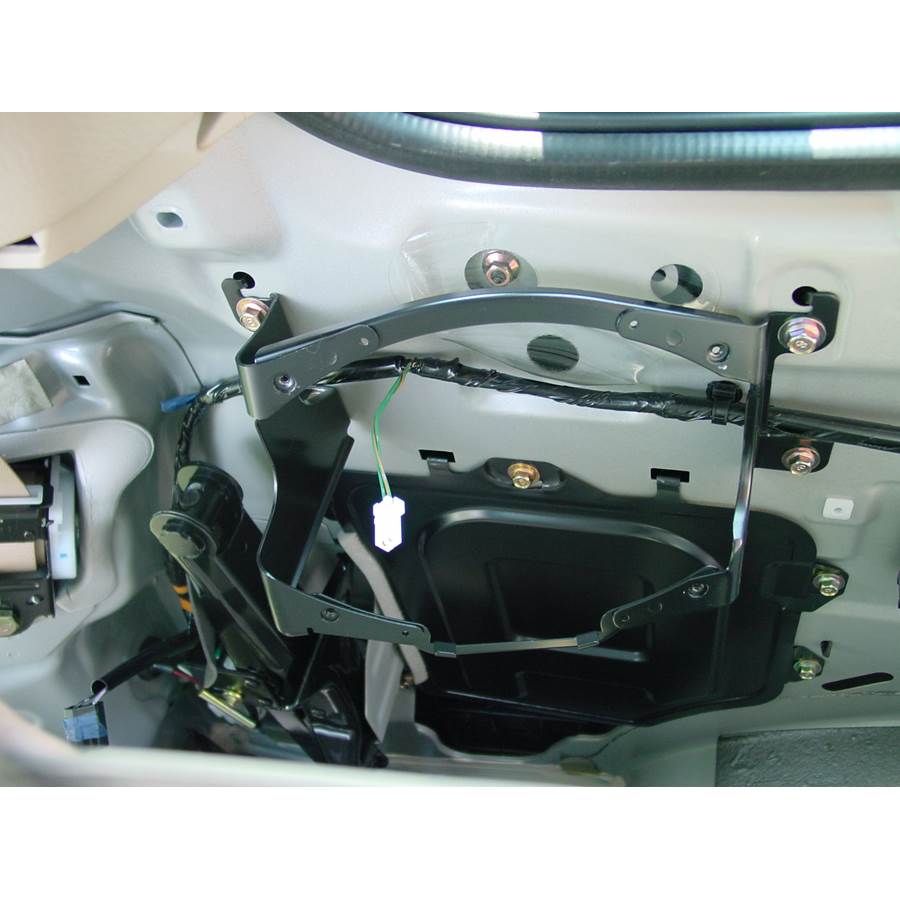 2001 Mazda MPV Far-rear side speaker removed