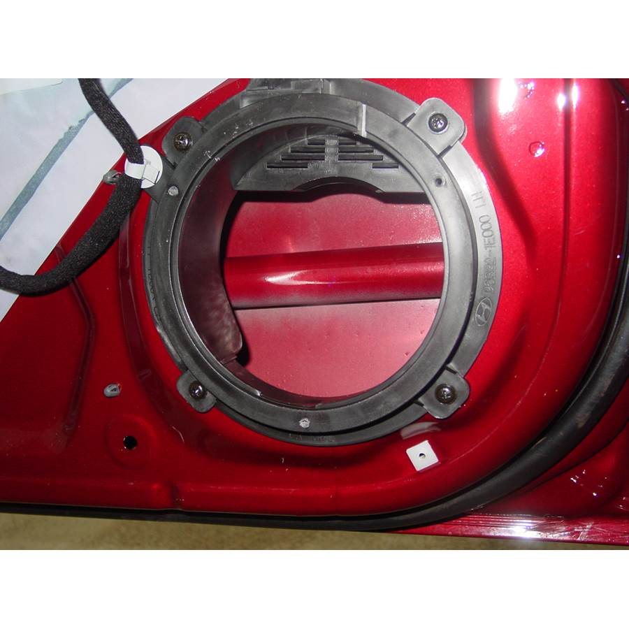 2009 Hyundai Accent Front door woofer removed