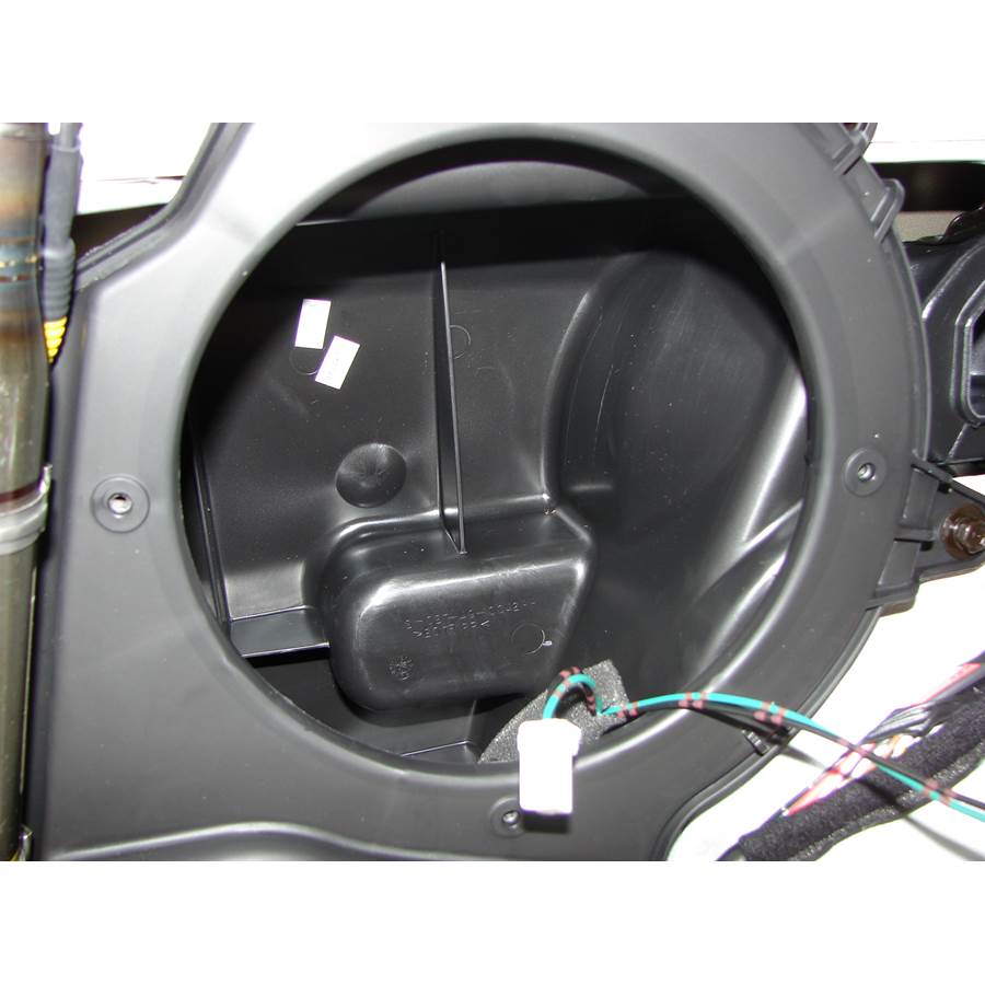 2009 Hyundai Santa Fe Far-rear side speaker removed