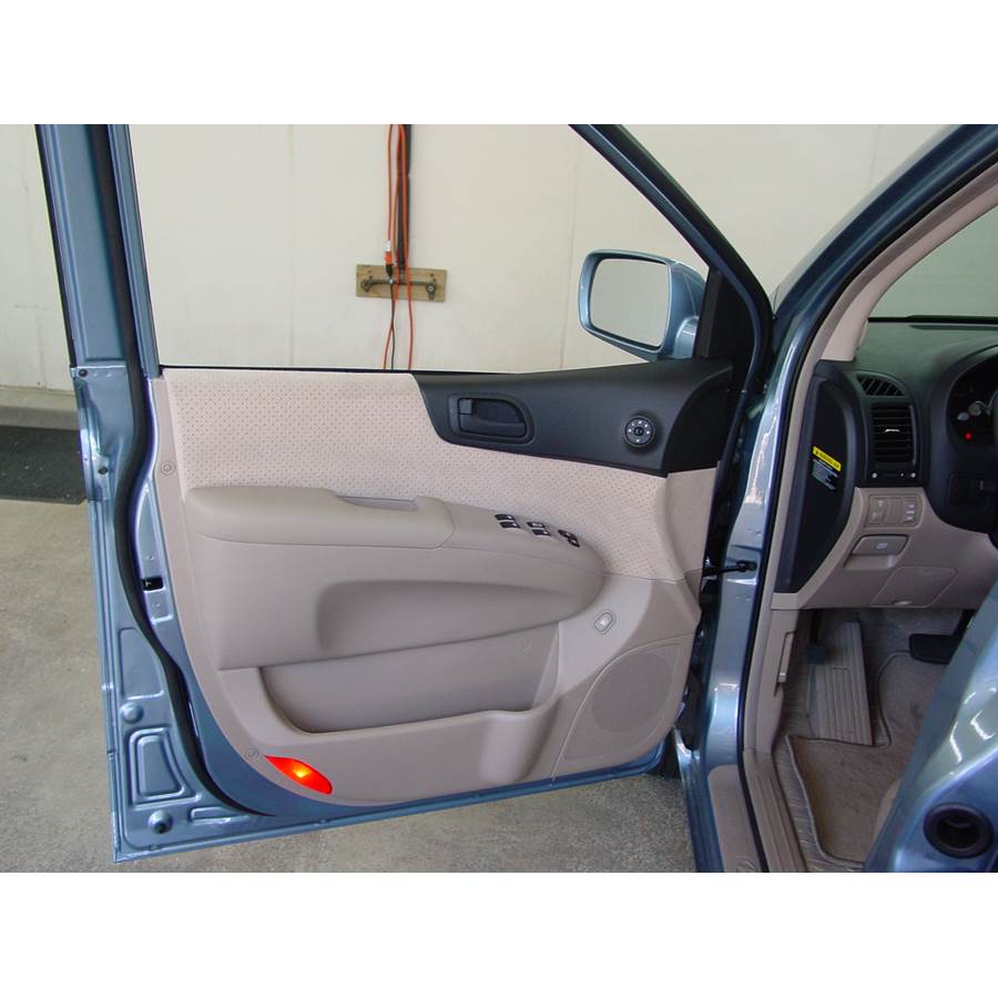 2007 Hyundai Entourage Front door speaker location