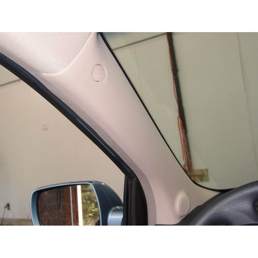 2007 Hyundai Entourage Front pillar speaker location