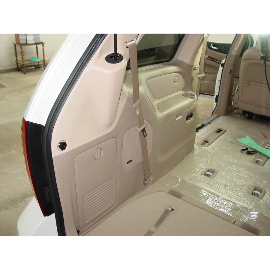 2007 Hyundai Entourage Far-rear side speaker location