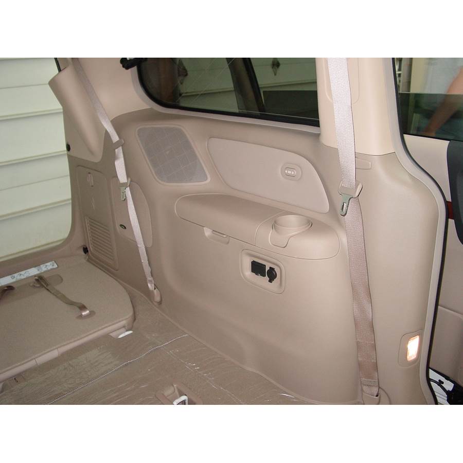 2007 Hyundai Entourage Mid-rear speaker location