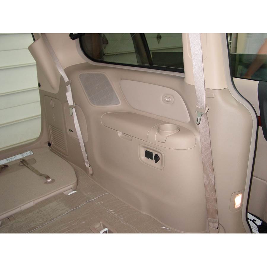 2008 Hyundai Entourage Mid-rear speaker location