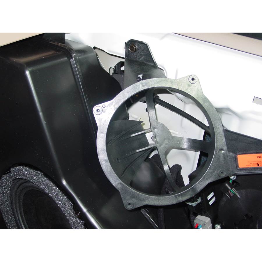 2007 Hyundai Entourage Mid-rear speaker removed