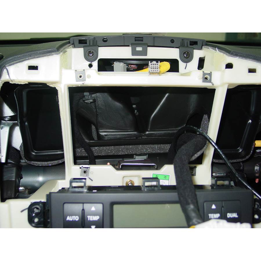 2007 Hyundai Entourage Factory radio removed