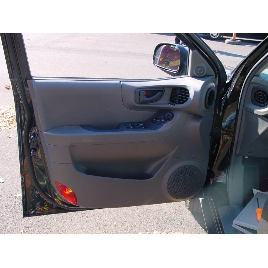 2001 Hyundai Santa Fe Front door speaker location