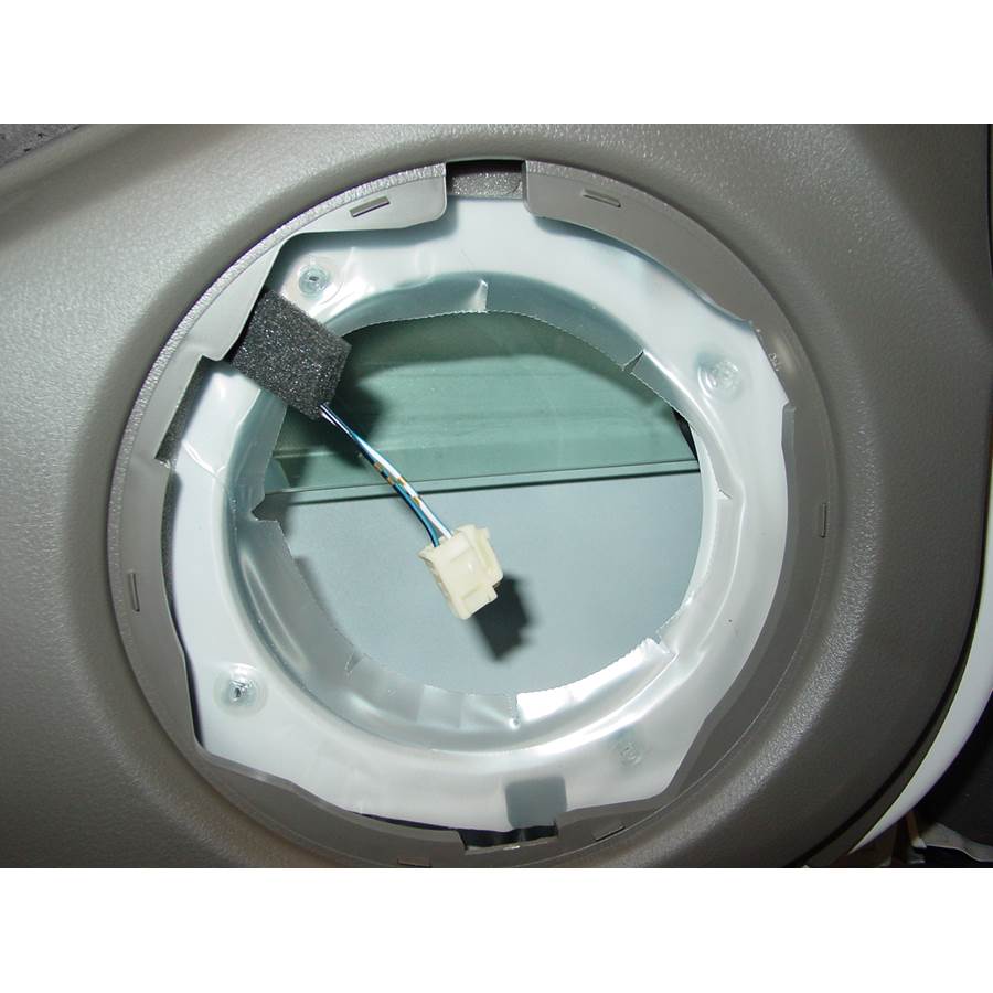 2006 Mitsubishi Outlander Front door woofer removed