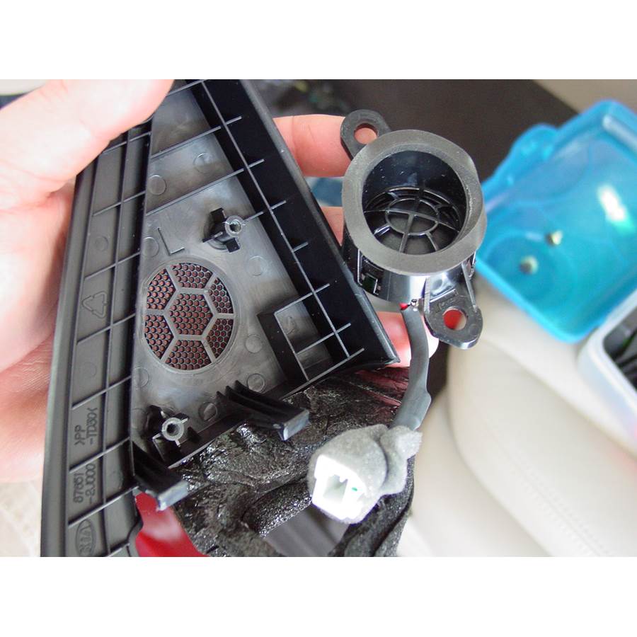2009 Kia Borrego Front door tweeter removed