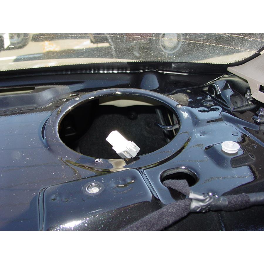 2005 Kia Rio Rear deck speaker removed