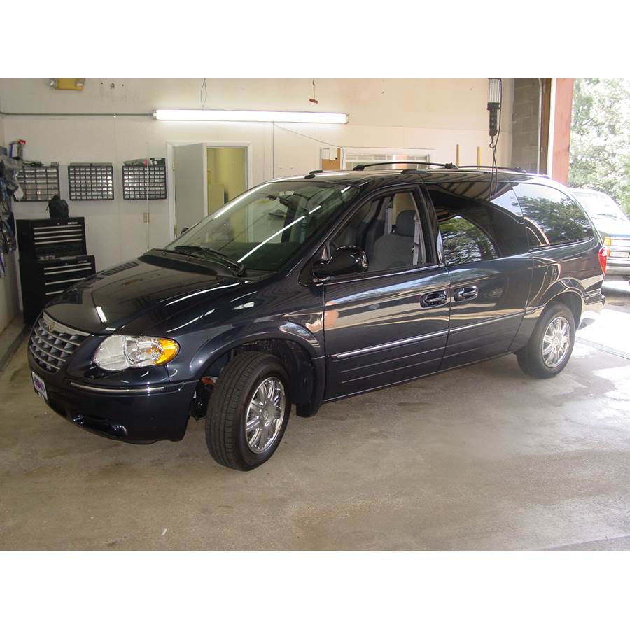 2002 Chrysler Voyager Exterior