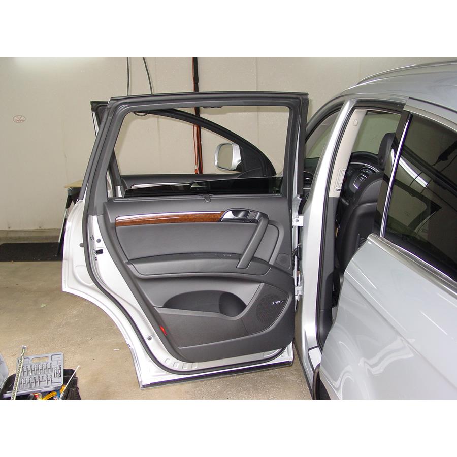2007 Audi Q7 Rear door speaker location