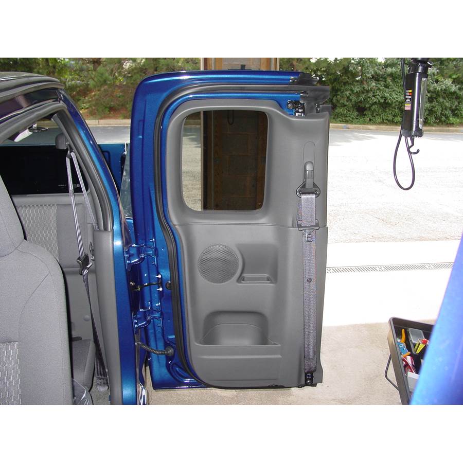 2006 Isuzu i280 Rear door speaker location